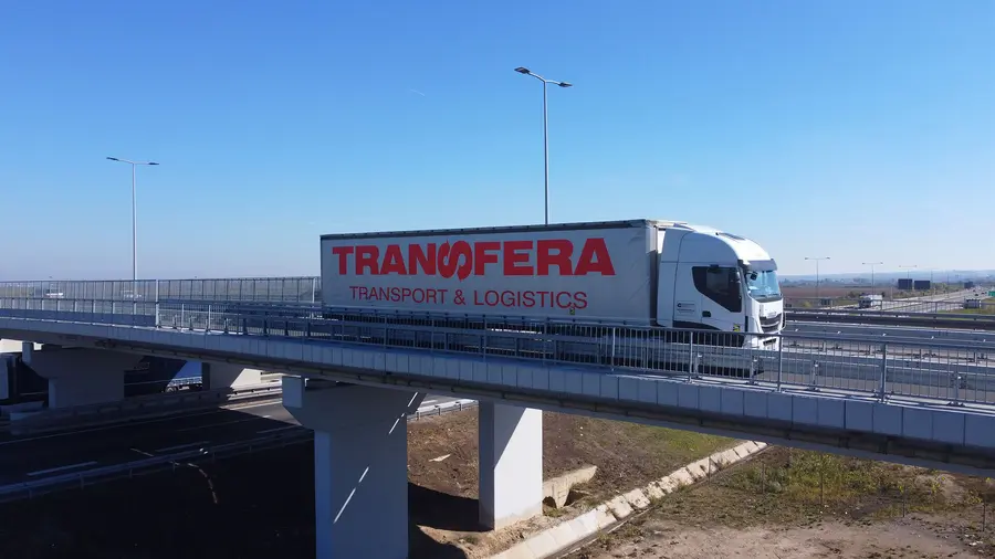 Transfera kamion na mostu