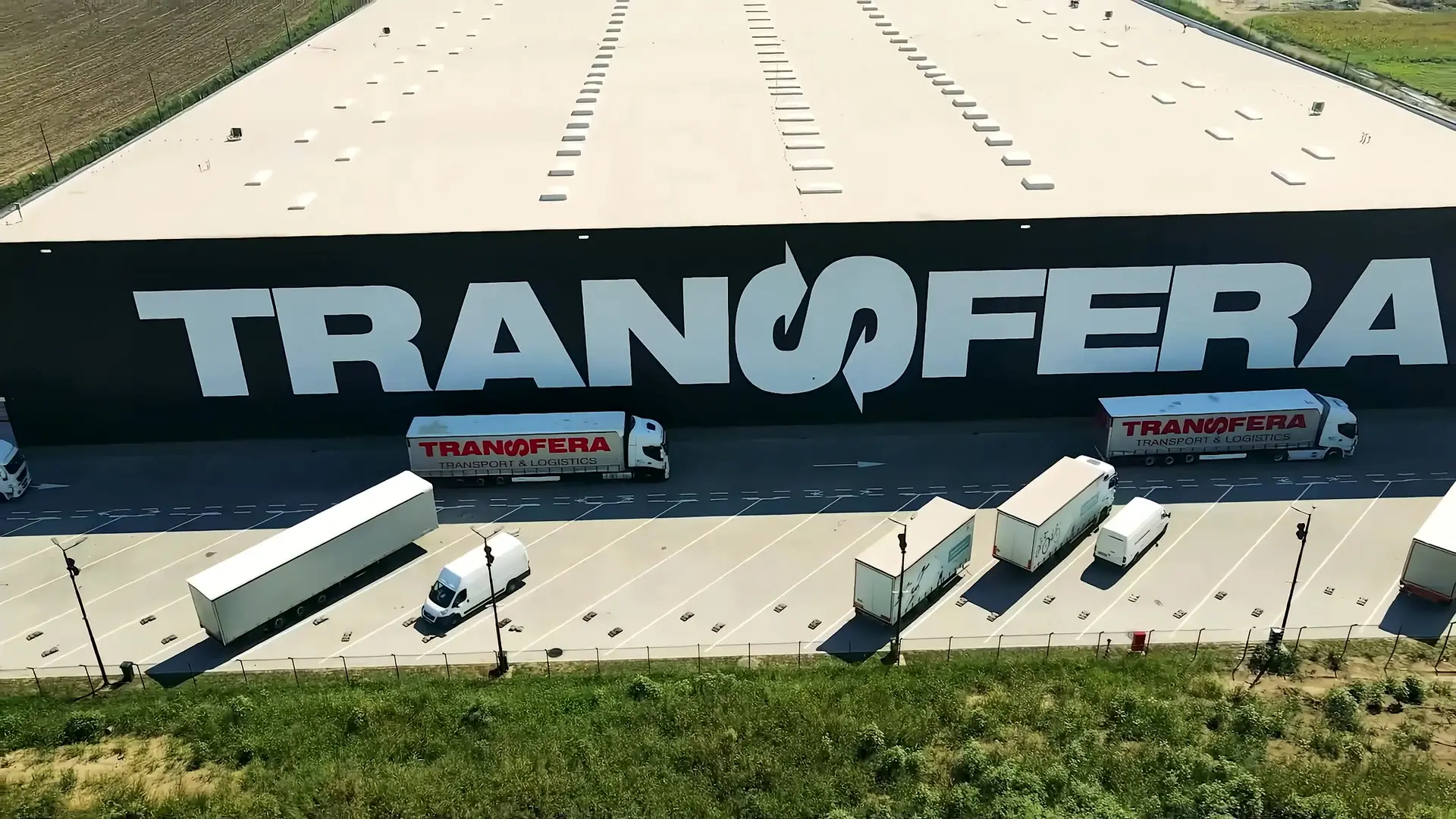 Krov logističkog centra sa natpisom TRANSFERA