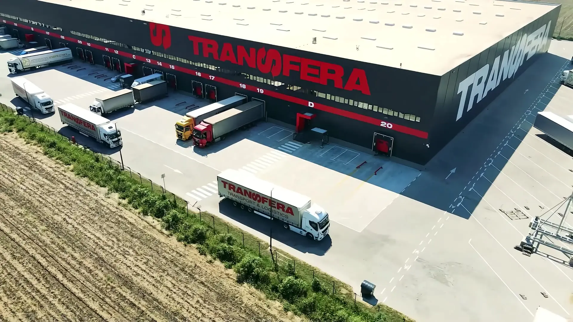Kamioni na rampama logističkog centra